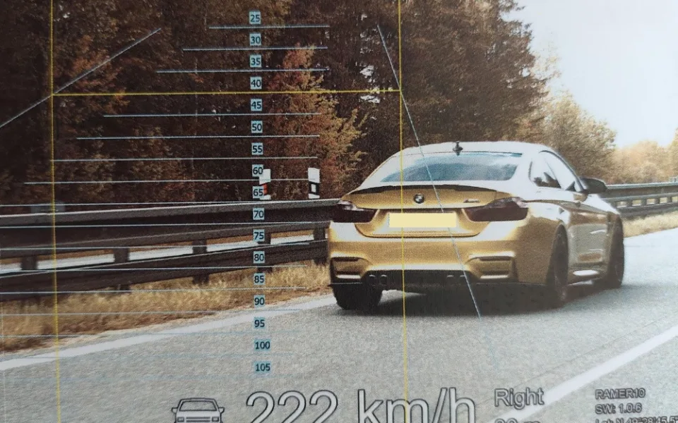 Zlaté BMW se po dálnici hnalo rychlostí 222 km/h, řidiče čeká trest ve správním řízení