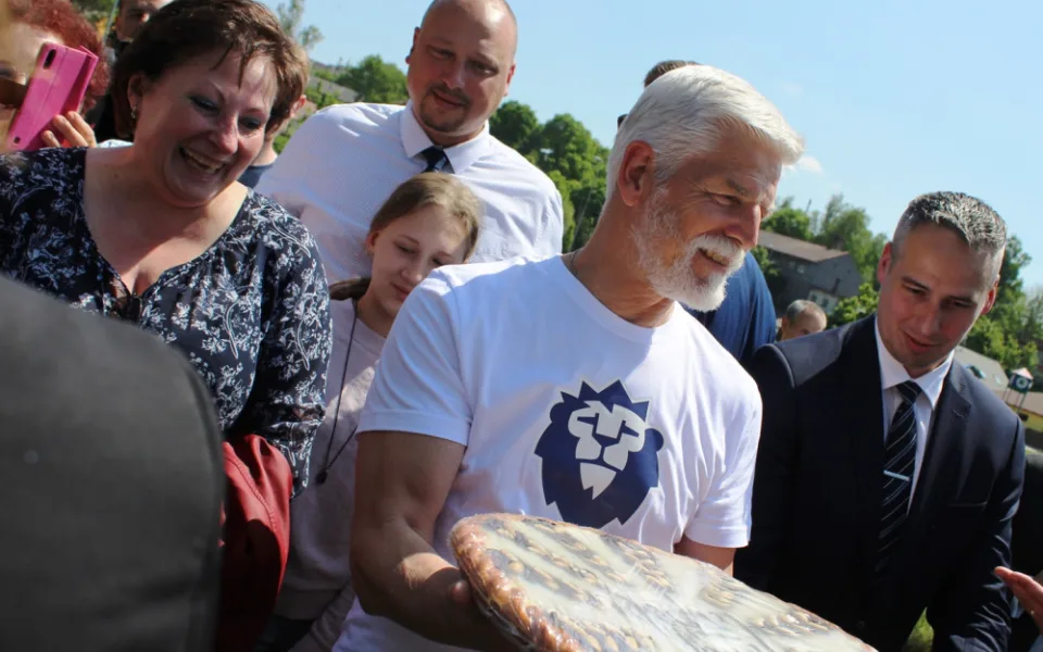 VIDEO: Prezident Pavel strávil odpoledne v Jihlavě aktivně, běžel štafetu a vyzkoušel i skateboard
