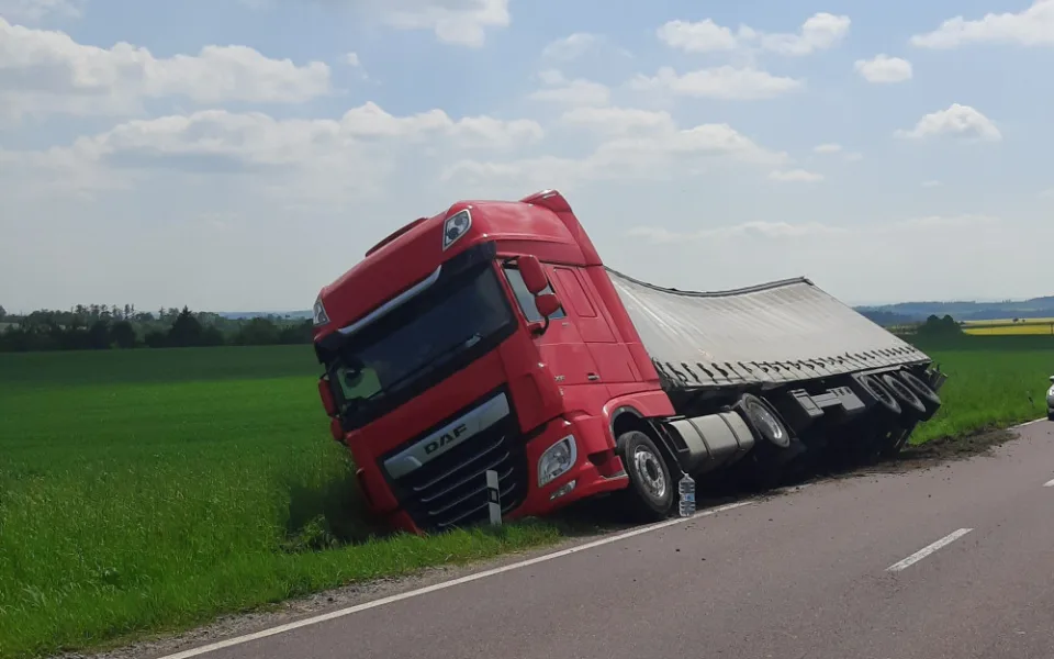 Řidič v náklaďáku vjel na nezpevněnou krajnici a skončil v příkopu. Škoda se dostala na více než 100 tisíc