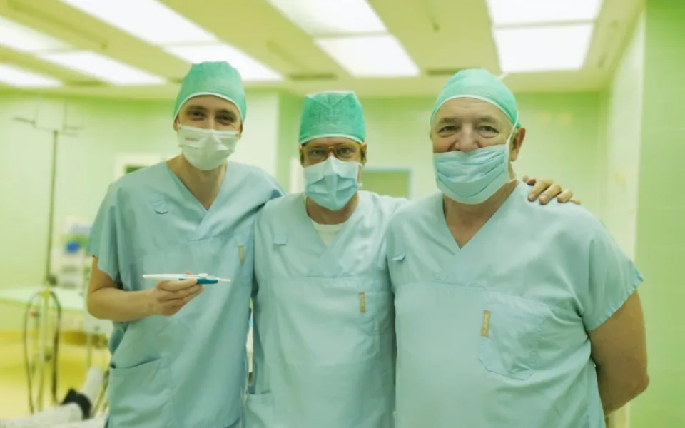 Oční lékaři z Jihlavy mají za sebou unikátní operaci. Pomůže pacientovi s diabetem