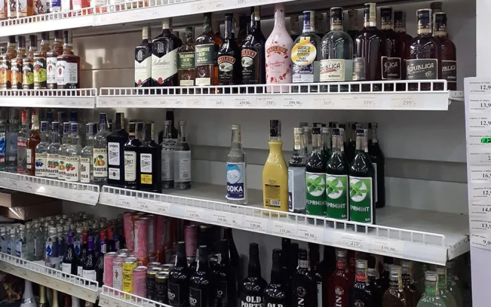 Kontrola ve vietnamské prodejně odhalila nezdaněný alkohol. Prodavačka ho schovala, když viděla auto celníků