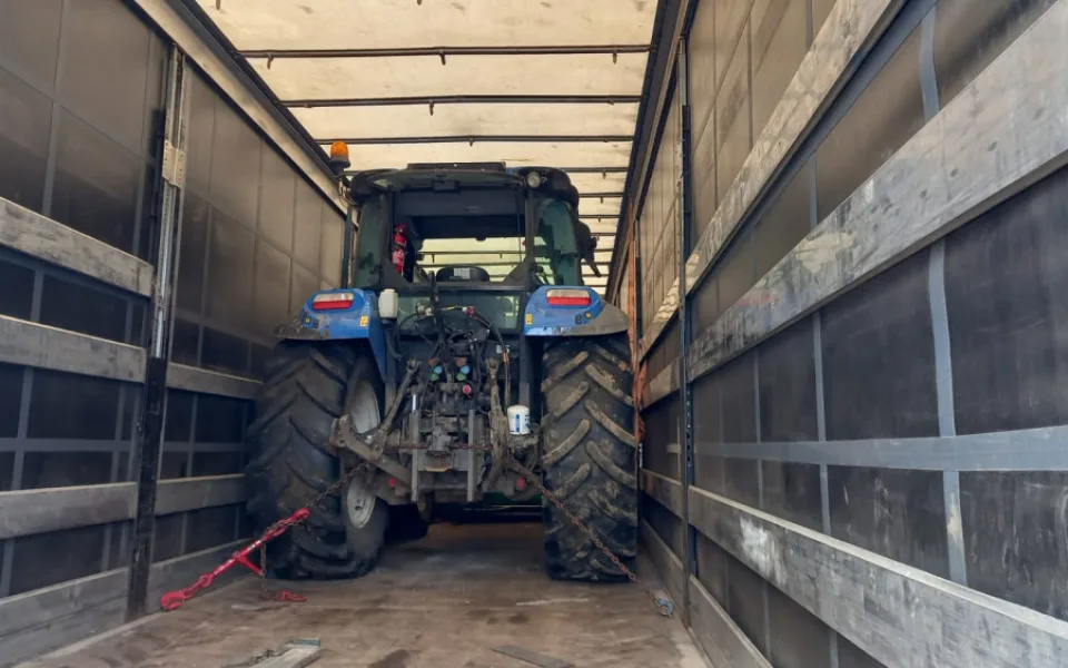 Policisté z Vysočiny našli ukradený traktor za dva miliony. Cizinec ho převážel schovaný v návěsu kamionu