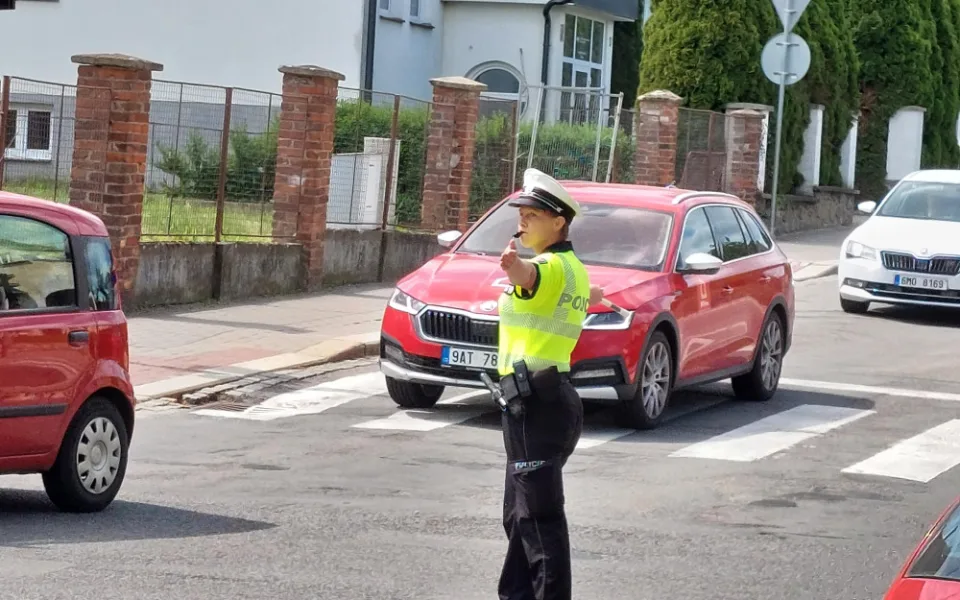 Regulovčík 2023: Policisté předvedli teoretické znalosti i praxi v terénu. Dva nejlepší jdou na republikové kolo
