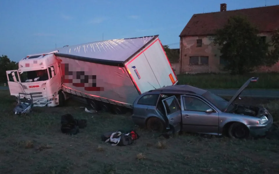 Osobní auto se v křižovatce srazilo s náklaďákem. Pro nezletilé spolujezdce musel přiletět vrtulník
