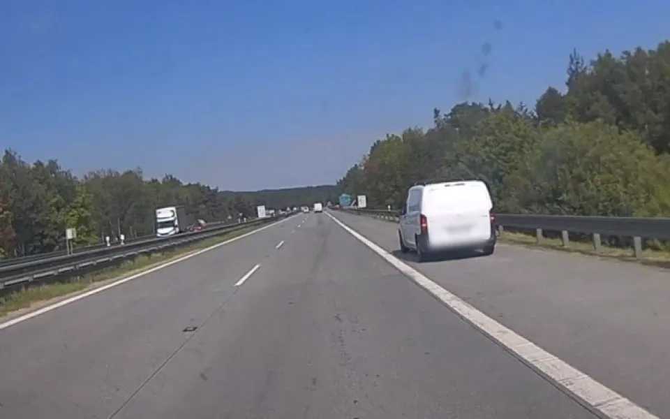 VIDEO: Celníci z Vysočiny naháněli auto s 21 uprchlíky, mezi nimi byly i děti. Řidič ze Sýrie hlídce utekl do lesa