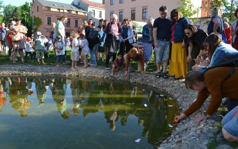 FOTO: Lidé v Jihlavě zavzpomínali na své blízké. Na hladině jezírka plavaly zapálené svíčky