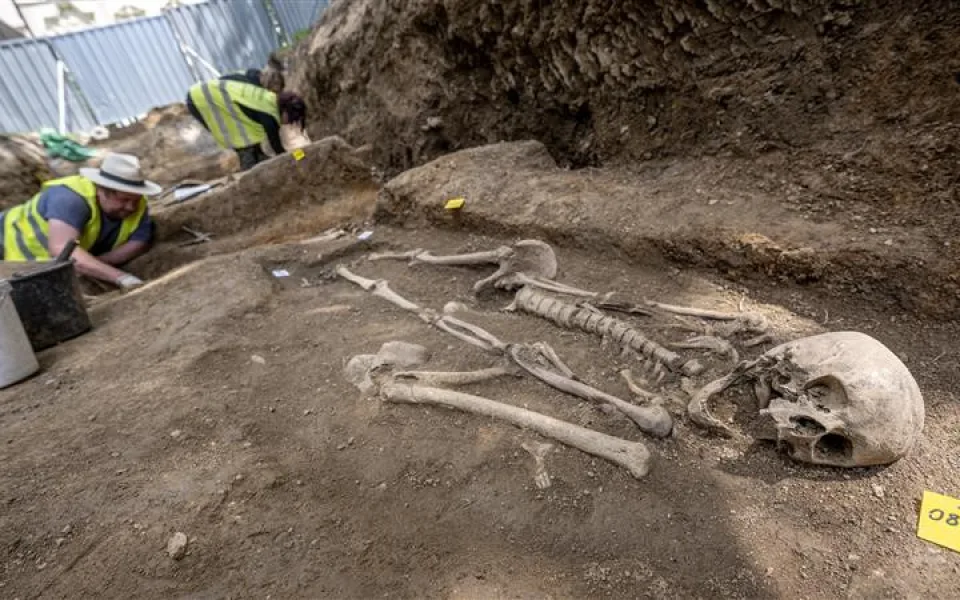 Před demolicí stadionu archeologický průzkum. Bývalý hřbitov ve Smetanových sadech odhalil první kostry