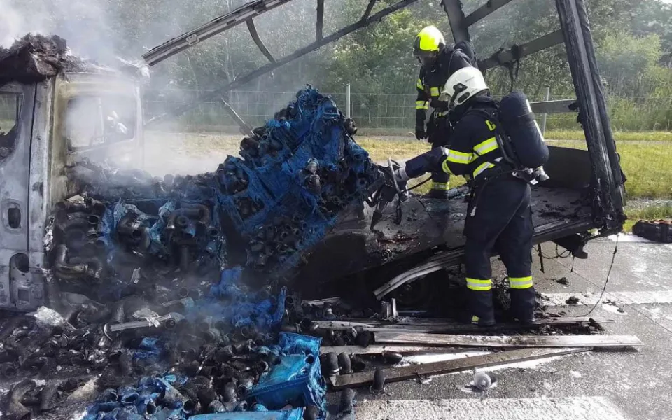 Tři hasičské jednotky vyjížděly na D1 ve směru na Prahu. Hořela tam dodávka