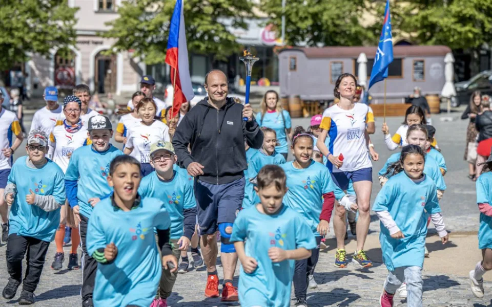 Děti v Jihlavě se dnes zapojily do Mírového běhu. Nejvíc jich bylo ze ZŠ Kollárova a Křížová