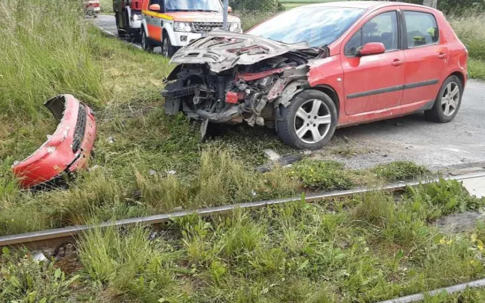 V Herálci na přejezdu se srazilo auto s vlakem. Provoz na trati stojí