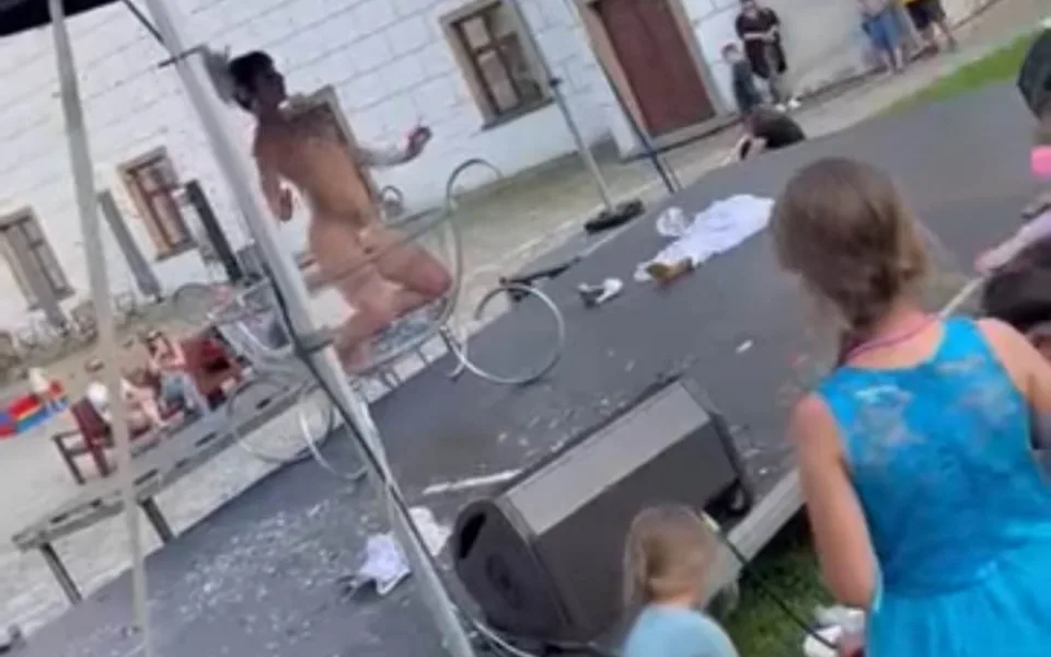 Slavnosti růžového vína trochu jinak. Před dětmi se v Třebíči natřásala nahá burleska