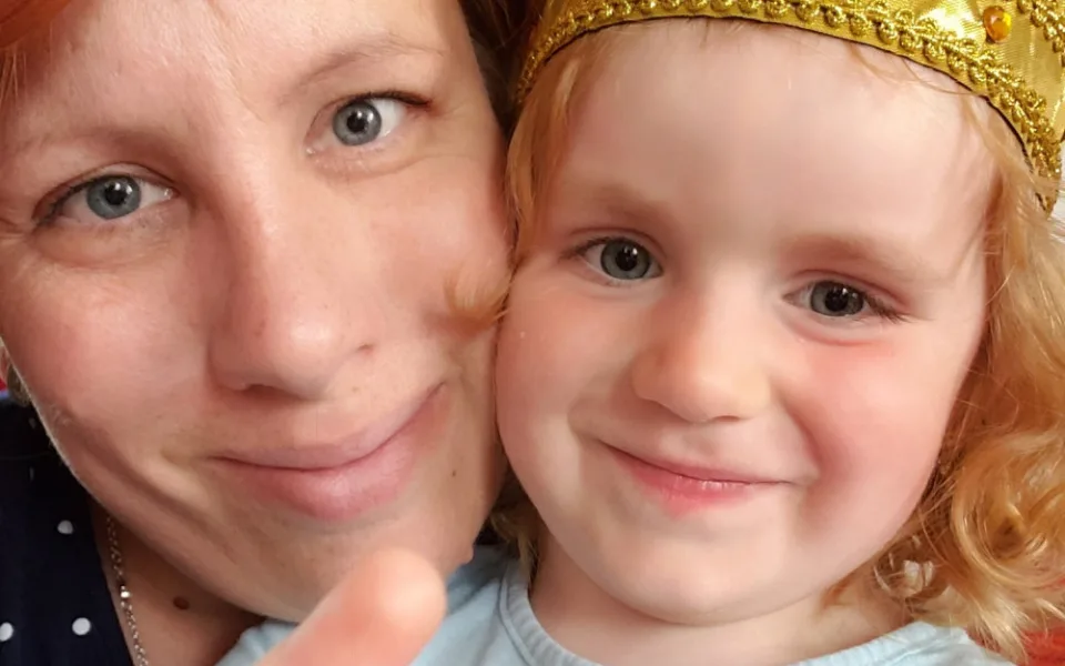Barborka z Třebíčska se málem utopila v kádi s vodou, díky reakci a spolupráci záchranářů ale žije plnohodnotný život 