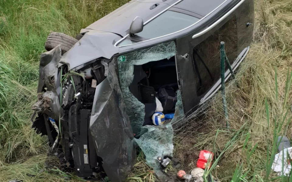 Na dálnici časně ráno havarovalo osobní vozidlo. Čtyři osoby, včetně dětí, jsou vážně zraněny