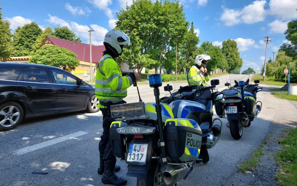 Řidiči v autech i motorkáři pod drobnohledem policistů, ti zjistili vyšší rychlost i jízdu bez pásů. Padlo 123 pokut