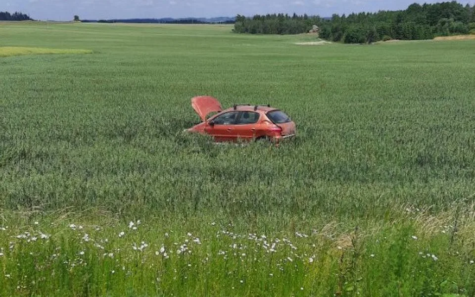 Devatenáctiletý řidič v autě nezvládl smyk, přejel do pole a otočil se na střechu