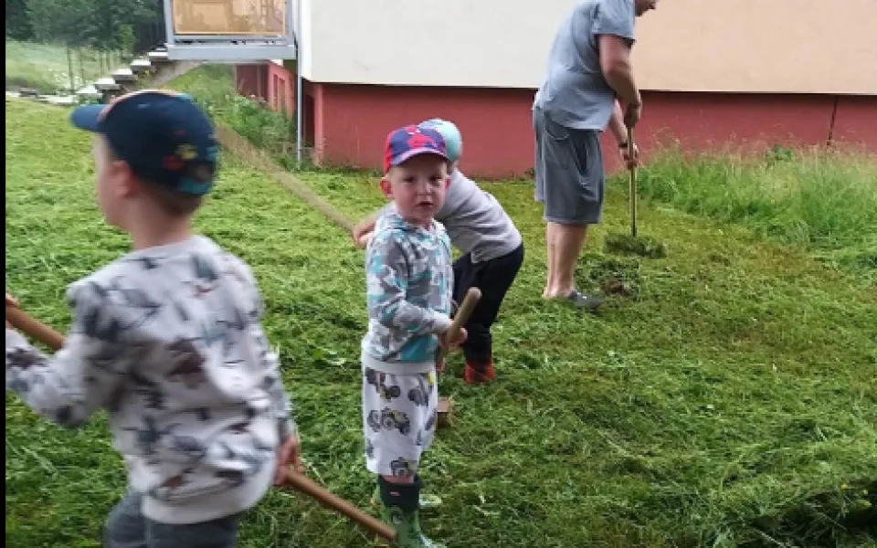 Na vysokou trávu se už obyvatelé Slavíčkovy ulice nemohli dívat, tak ji posekali sami. Konečně můžu pustit děti ven, říká jeden z nich