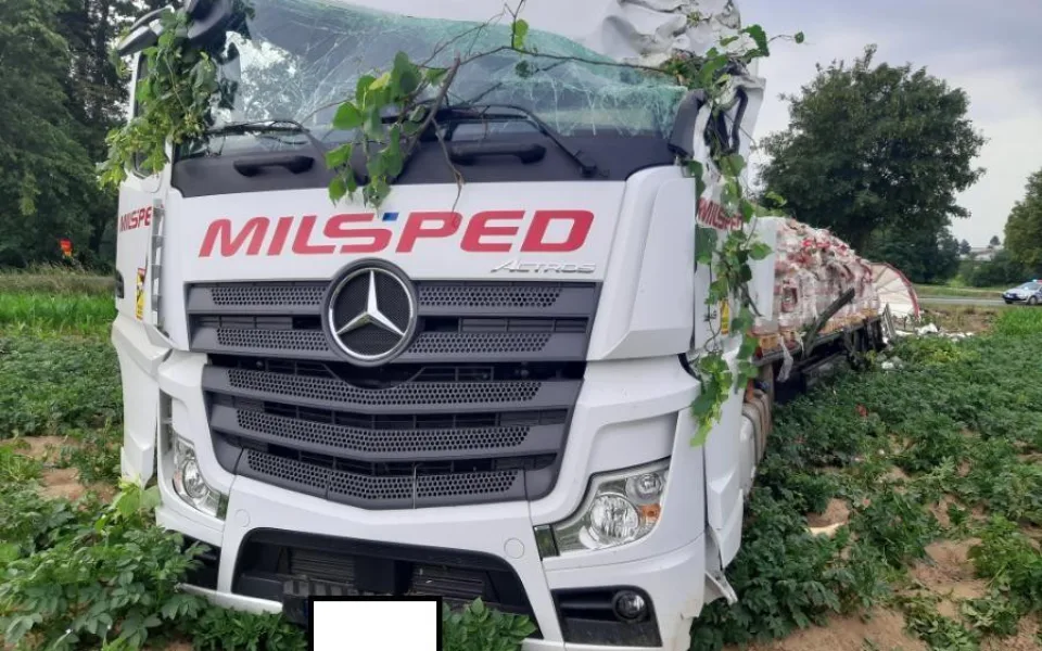 Škoda bezmála za milion. Řidič srbského kamionu nedával pozor, skočil na bramborovém poli