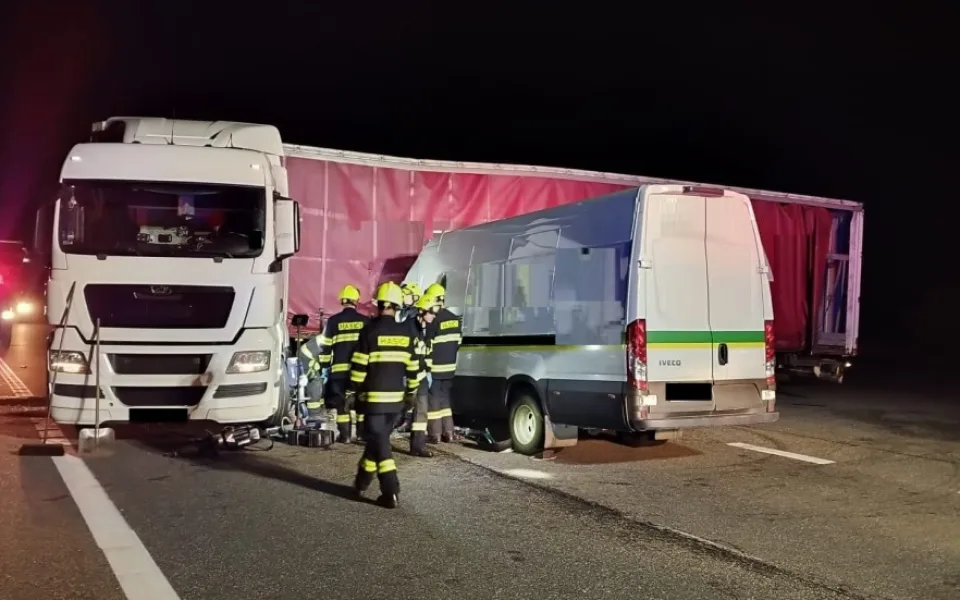 Muž v náklaďáku se otáčel u odbočky na Antonínův Důl a střetl se s dodávkou na hlavní. Její řidič na místě zemřel