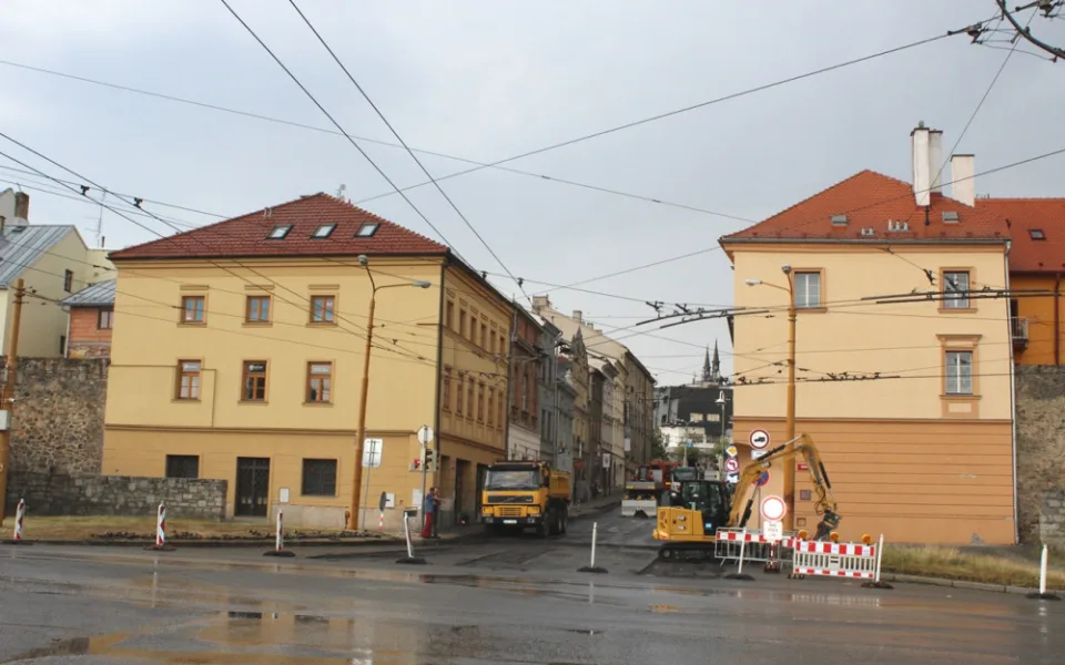 V centru Jihlavy se roky propadá vozovka. Spodní vjezd na náměstí je teď uzavřený