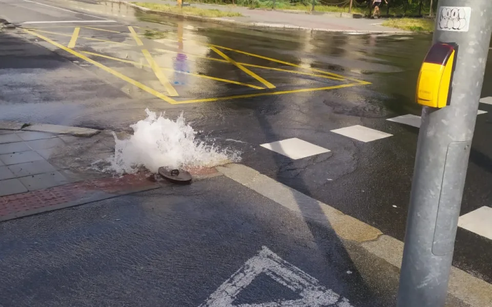 Tryskající voda v ulici Tolstého