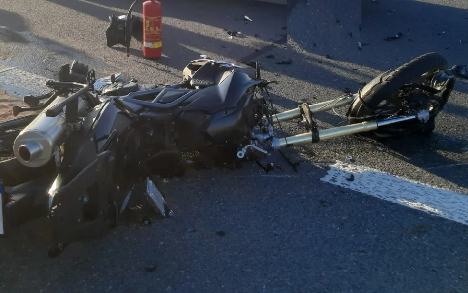 Auto se v křižovatce srazilo s motorkou, její dva pasažéři se zranili. Letěl pro ně vrtulník