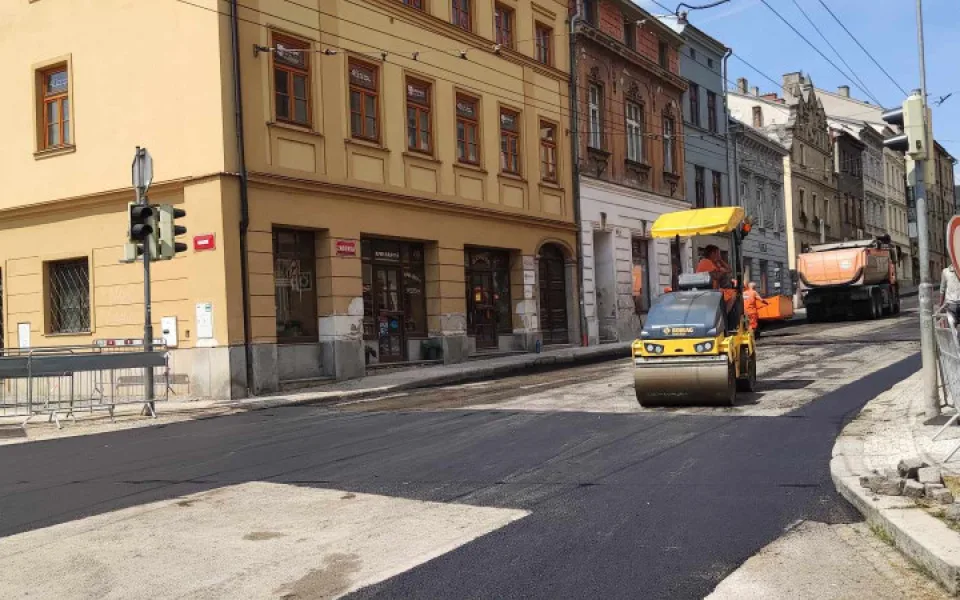 Konec uzavírky, v pátek se znovu otevře jihlavská Znojemská ulice. Propadlá vozovka je téměř opravená