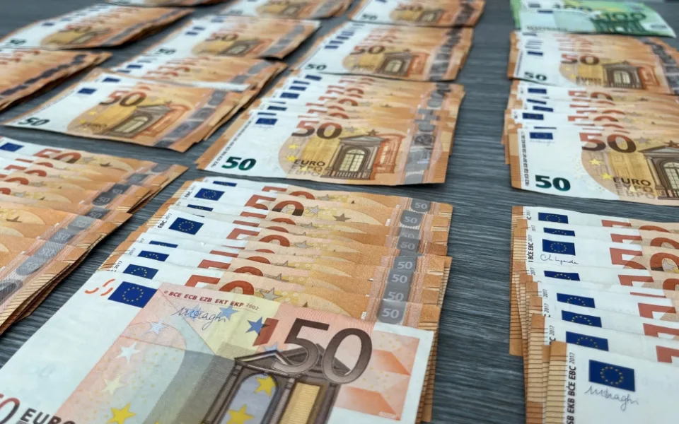 Cizinci z Balkánu ukradli lidem na D1 tašku s penězi, šlo zhruba o 200 tisíc. Policie je během chvíle dopadla