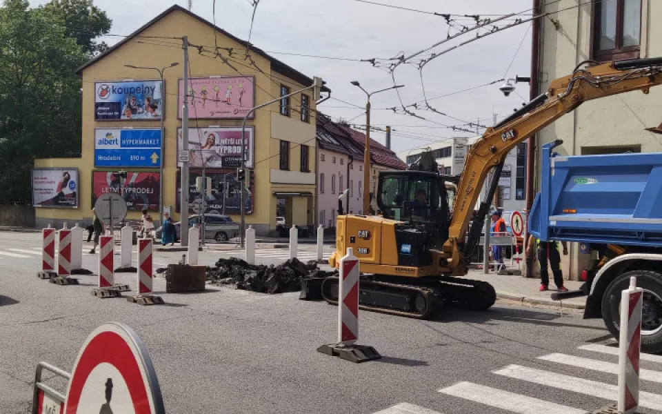 Obrňte se trpělivostí, dnes ráno začala oprava na rušné křižovatce u Zverimexu. Je otevřený jen jeden pruh