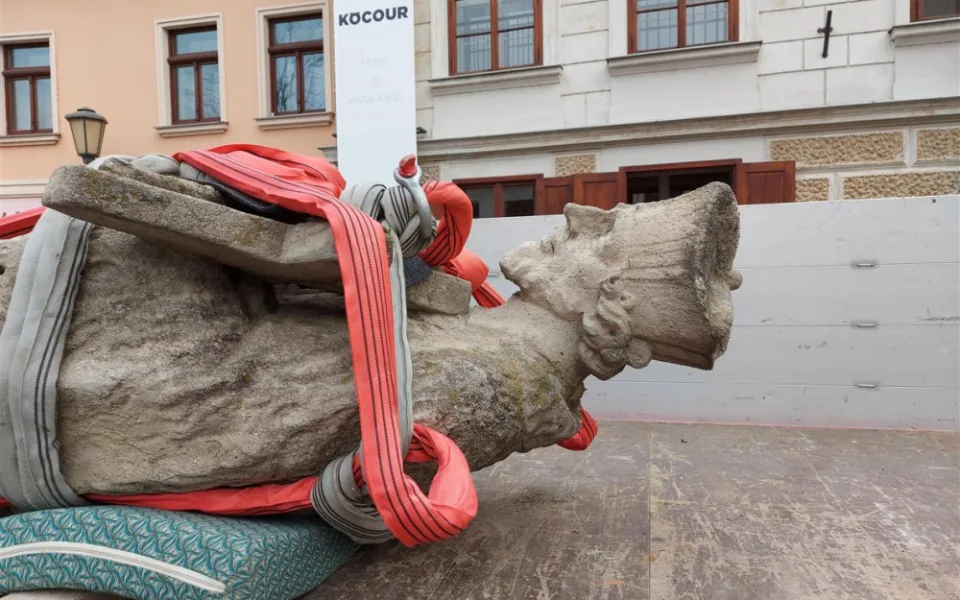 Socha sv. Jana Nepomuckého před zrestaurováním