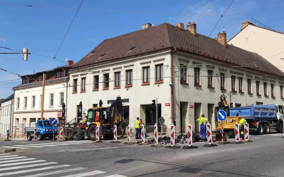 Vytížená křižovatka u Zverimexu je od pondělí plně průjezdná. V srpnu tam začne rekonstrukce semaforů