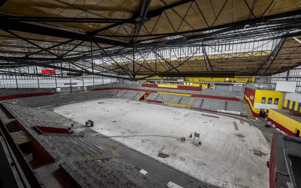 Stát potvrdil dotaci, stadion je vyklizen a může se bourat. Dělníci již staví stěny proti hluku a prachu
