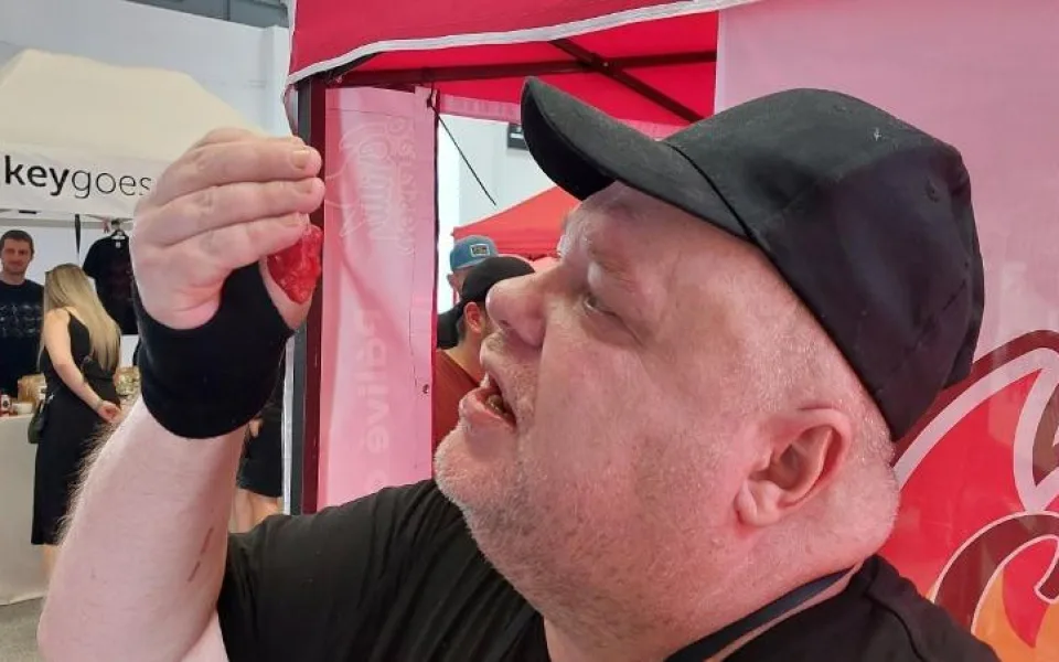 Skoro nevidí a neslyší, přesto tvoří rekordy v pojídání chilli papriček. Je to můj životní styl, říká Radim Řehůřek
