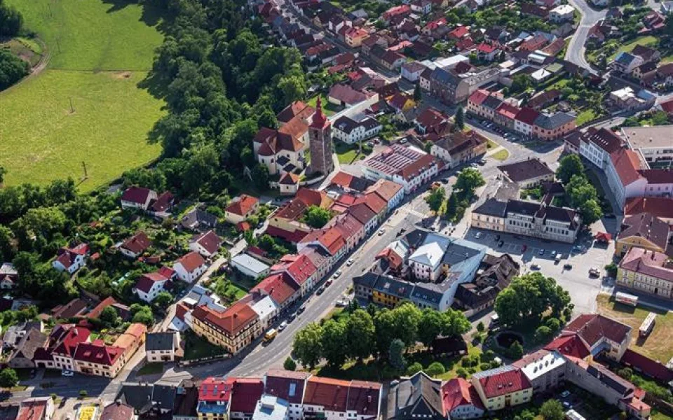 Přibyslav vyhlásila architektonickou soutěž na opravu Bechyňova náměstí.