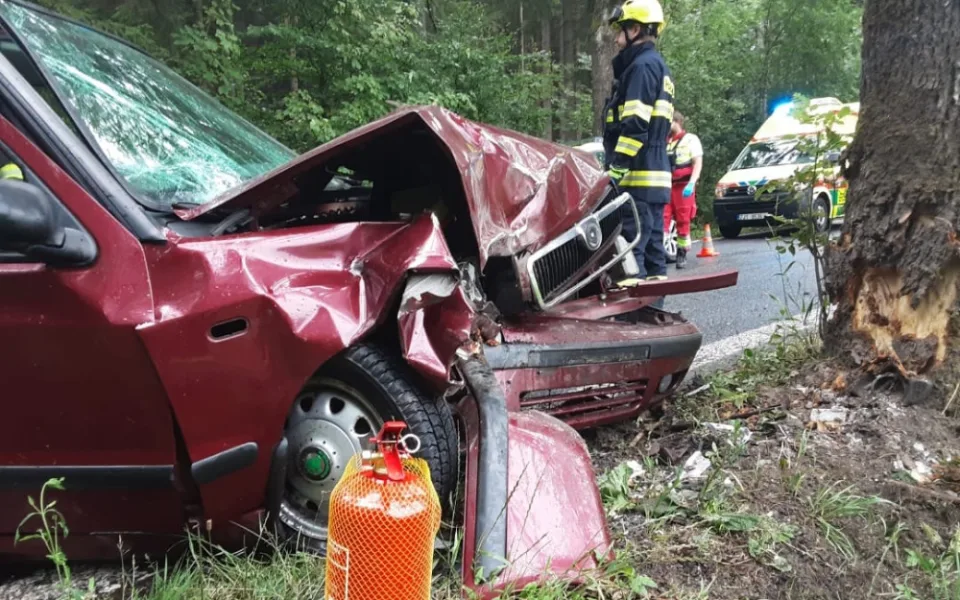 Řidička u Nového Města narazila do stromu. Zranila se a skončila v nemocnici 