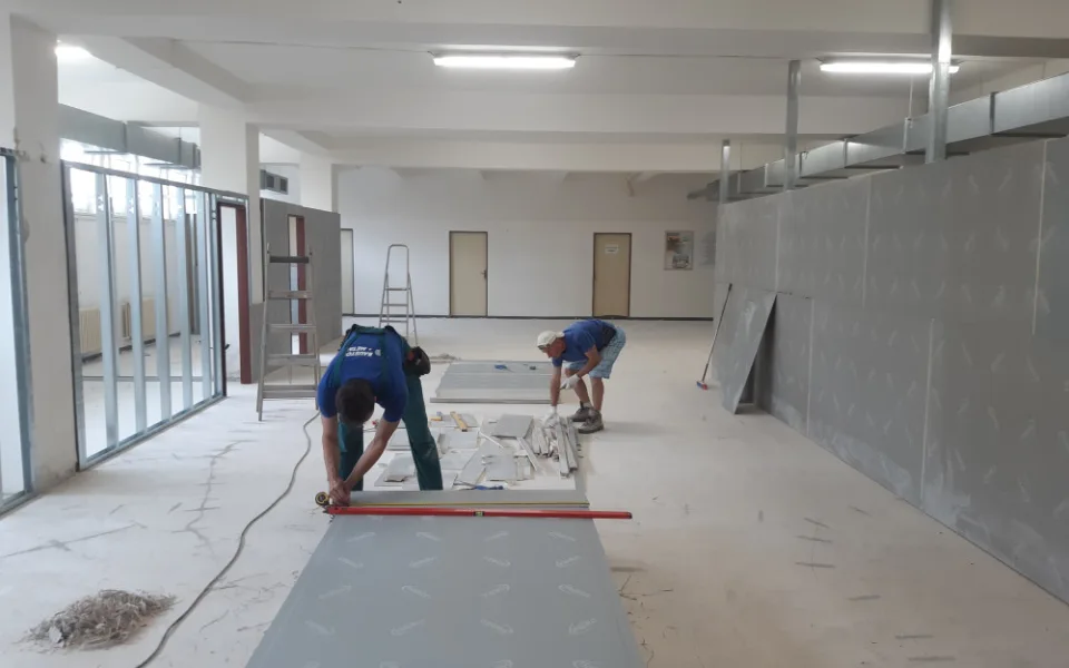 Bazén v Jihlavě bude ještě týden zavřený. Opravy se protáhly kvůli podlaze v dámských šatnách 