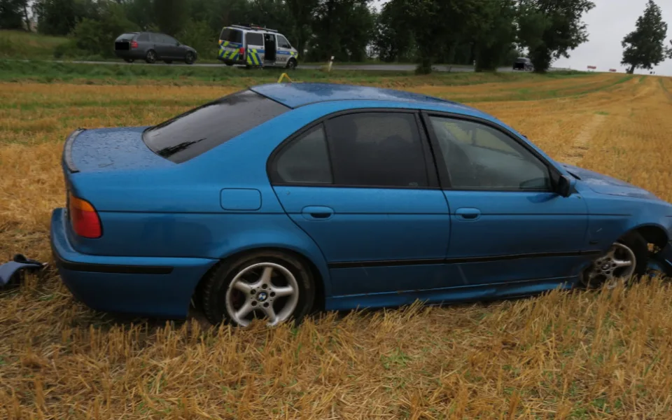 Cizinec ukradl dvě auta, s jedním boural. Podívejte se na honičku u kosteleckého kruháče