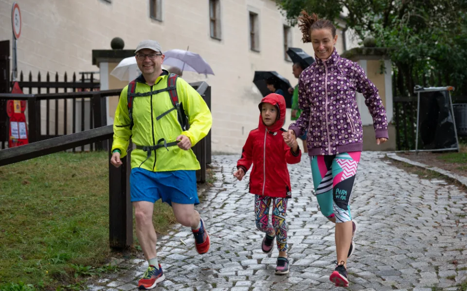 V pláštěnce či s deštníkem. Letošní deštivý Běh městem šťastných lásek přinesl skoro 400 tisíc korun