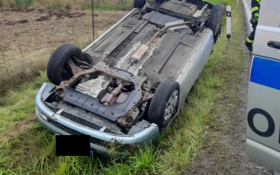 Řidič u Telče jel rychle a na mokré silnici dostal smyk. Se spolujezdcem skončili v jihlavské nemocnici