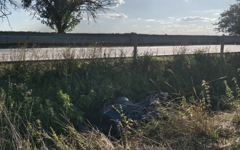 Motorkář se při předjíždění srazil s autem. Vyjel mimo silnici a na místě zemřel 