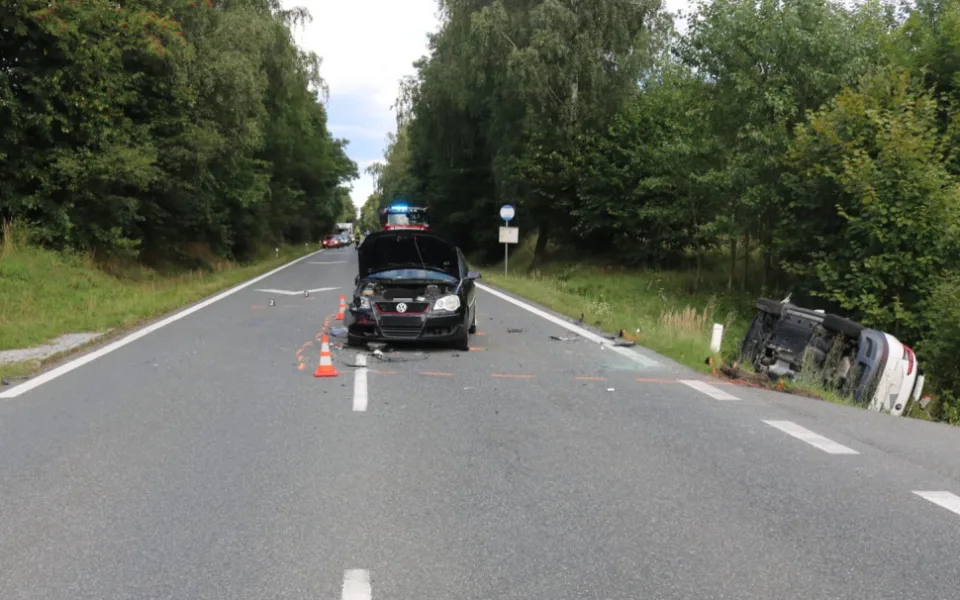 Hromadná nehoda na Žďársku: Čtyři auta v sobě, tři zranění lidé, škoda přes půl milionu