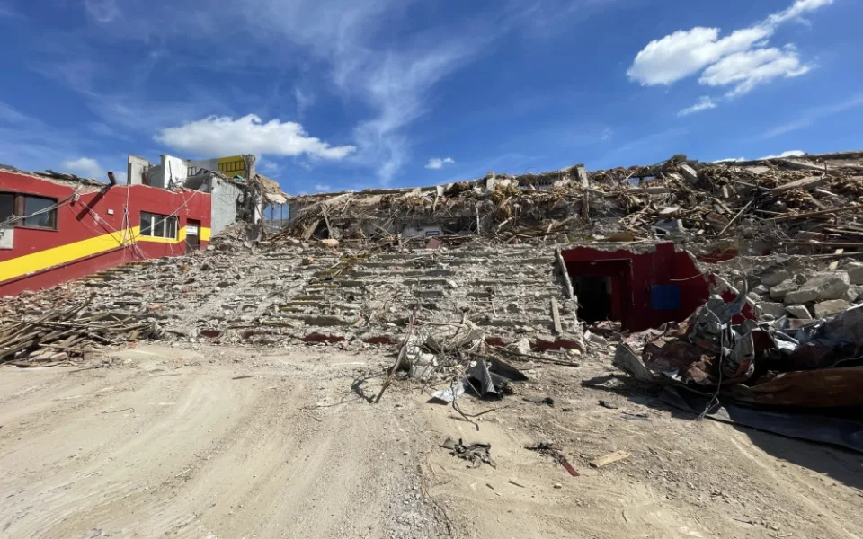 Demolice probíhá rychleji, než se čekalo. Je probourán vjezd u bývalé posilovny, na stadion se ještě vrátí archeologové