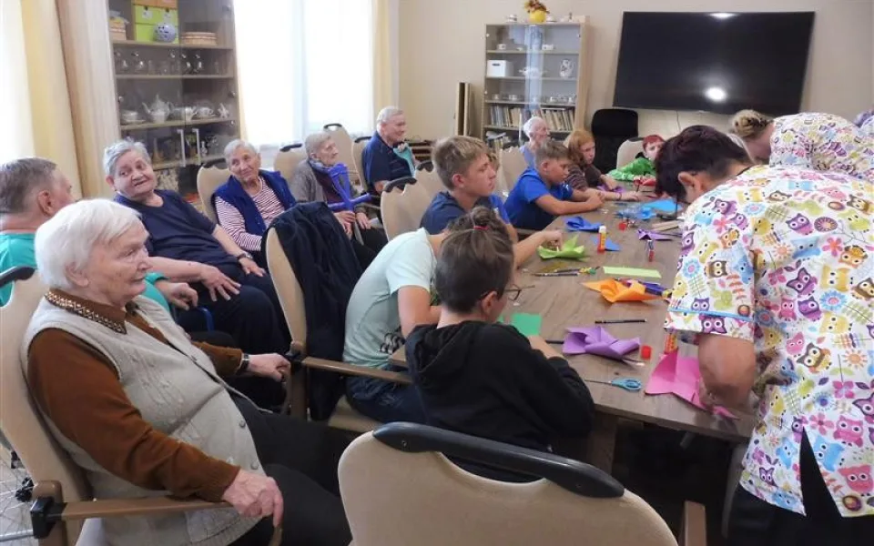 Propojení generací. Seniory v mitrovském domově navštívily děti, zkusily si třeba jízdu na vozíčku