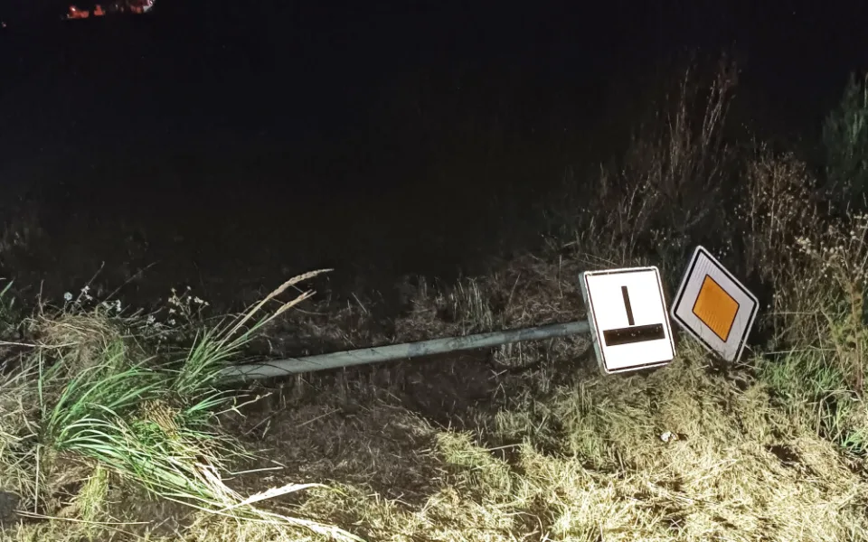 Vandalismus v Jihlavě. Pětice mladíků poškodila pět dopravních značek včetně mobilního wc