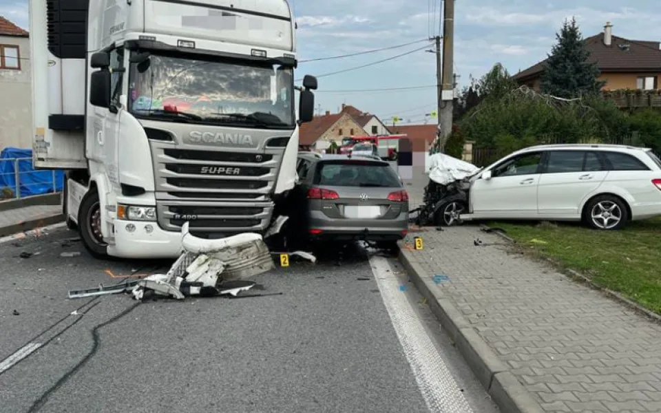 Silnici na Třebíčsku blokuje hromadná nehoda. Střet dvou aut a náklaďáku přinesl dva zraněné