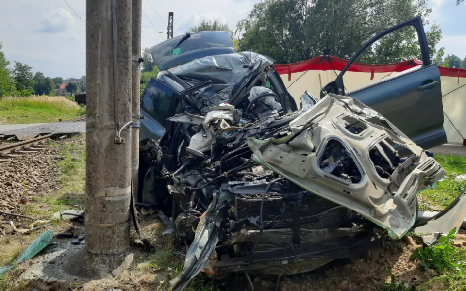  Tragédie na železnici. Řidič v autě nepřežil střet s vlakem, provoz na trati je zastavený 