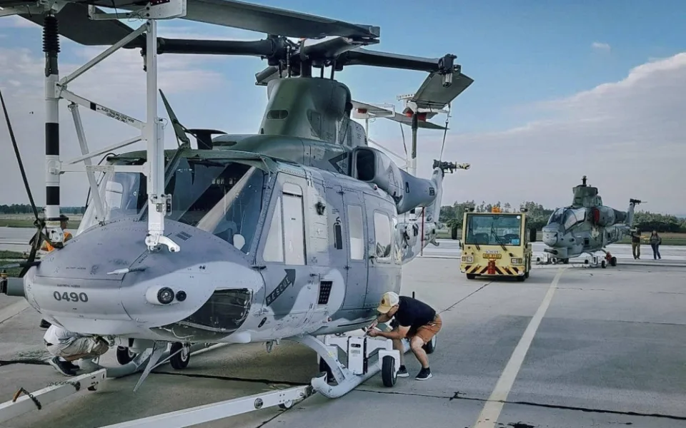 Základna v Náměšti dostala dvě americké helikoptéry. Staré sovětské stroje možná pomohou na Ukrajině, naznačila Černochová