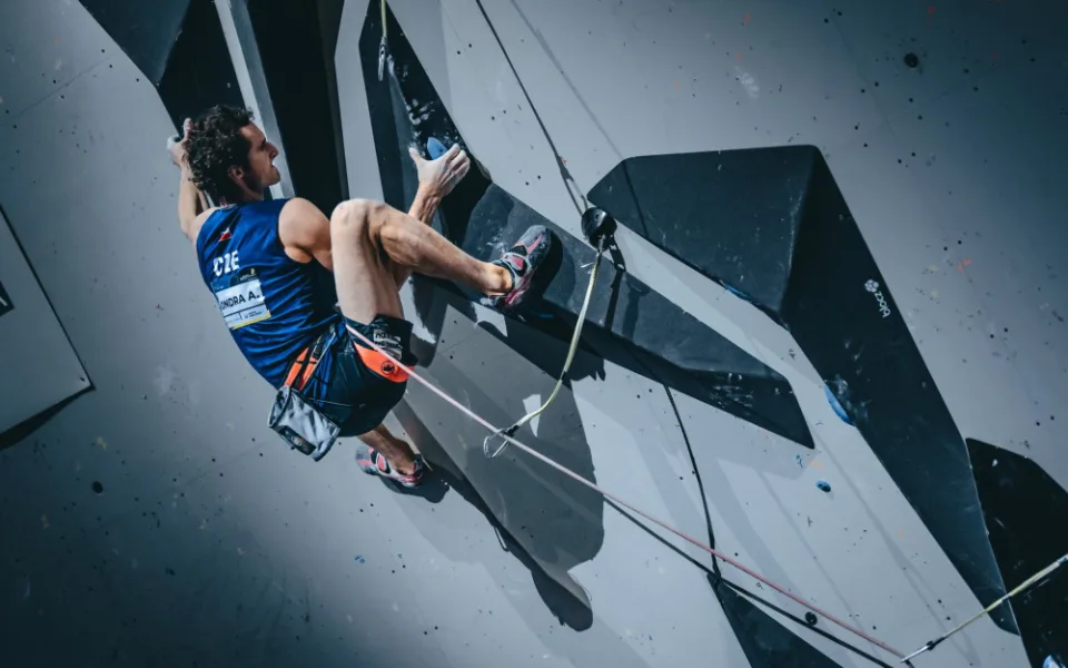Horolezec Adam Ondra.