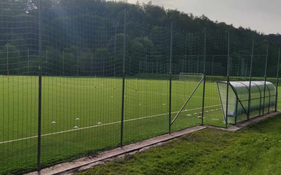 Fotbalové hřiště v ulici Na Stoupách má novou umělou trávu a střídačky. Opravy vyšly na 7 milionů korun