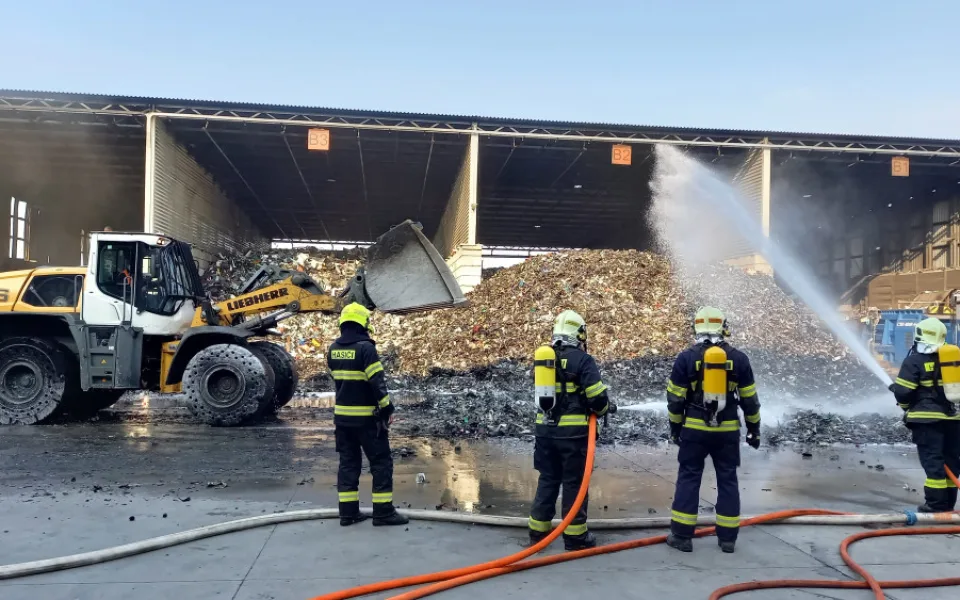Příčinou nočního požáru v Enviropolu jsou zřejmě baterie, které zahořely v meziskladu, říká jihlavská firma