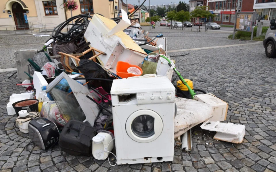 Trapný a ubohý krok města, chudáci turisté. Vystavený odpad na žďárském náměstí lidé hodnotí kriticky